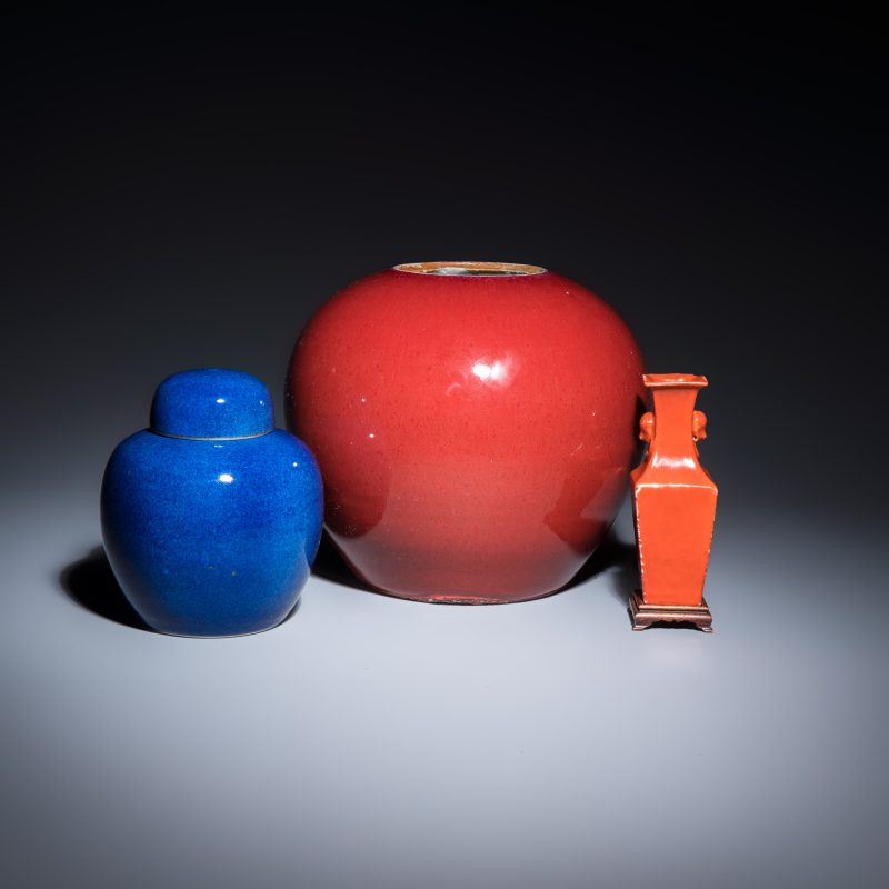 Three Chinese monochrome wares, one with a wooden stand - 图1