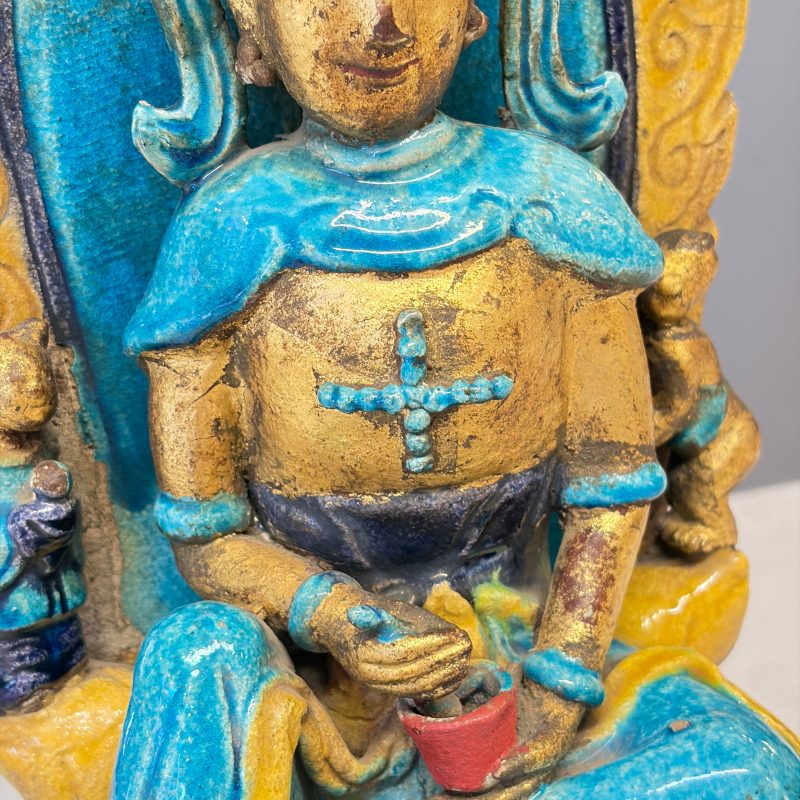 A Chinese gilt-decorated Fahua-glazed stoneware 'Bodhisattva with Attendants' group - 图12