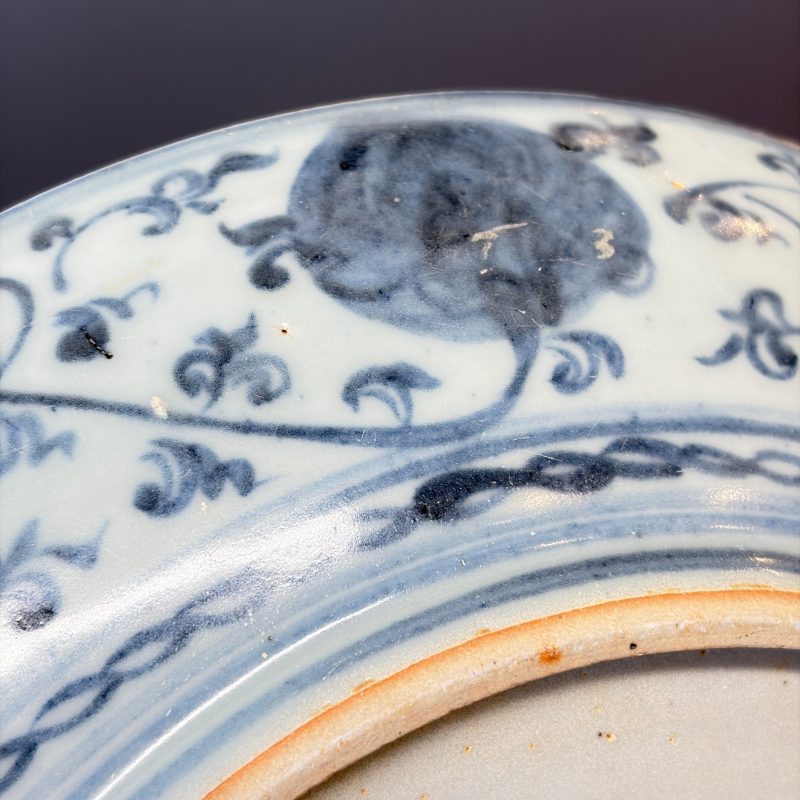 A Chinese blue and white dish with floral design - 图22