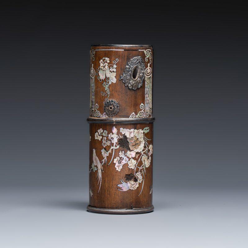 A Vietnamese mother-of-pearl-inlaid opium pipe, water pipe and covered box - 图2