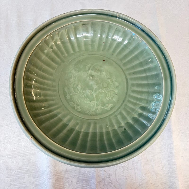 A Chinese Longquan celadon dish with incised floral design - 图3