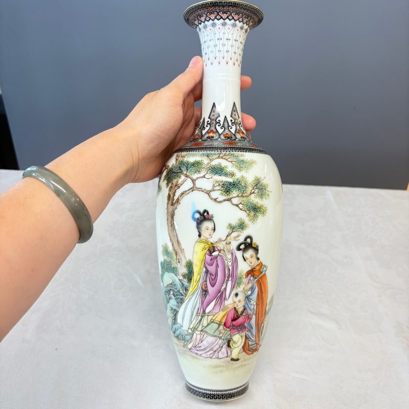 A Chinese famille rose semi-eggshell vase and a qianjiang cai vase - 图9