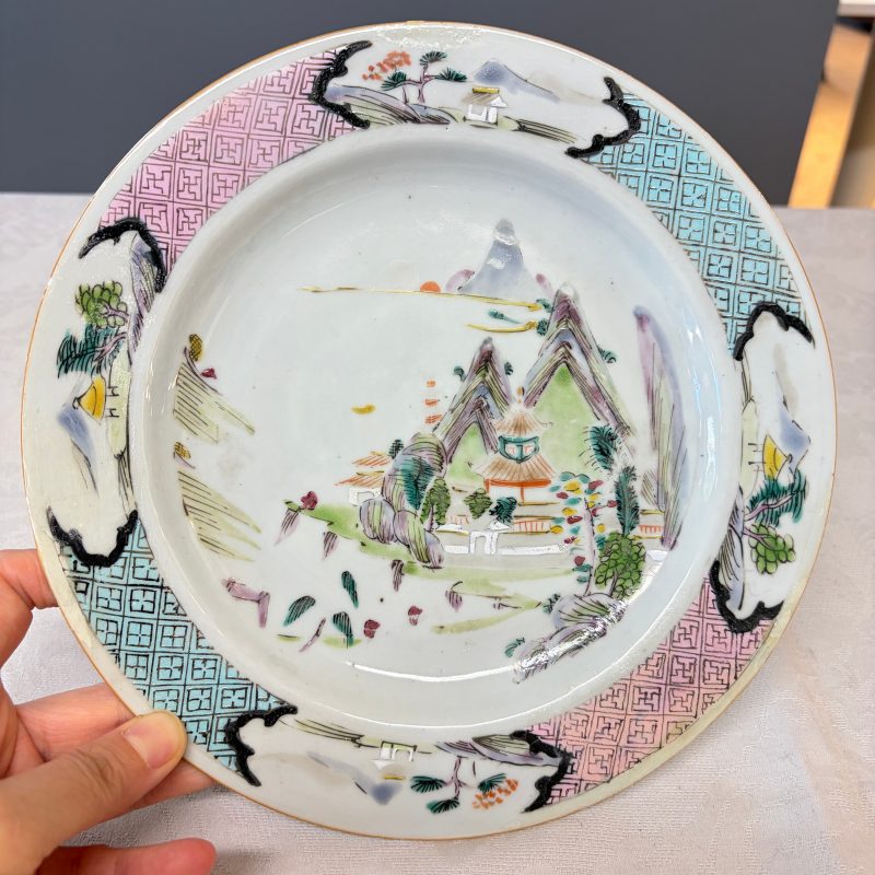 A collection of 13 Chinese famille rose 'Landscape' plates and dishes - 图93