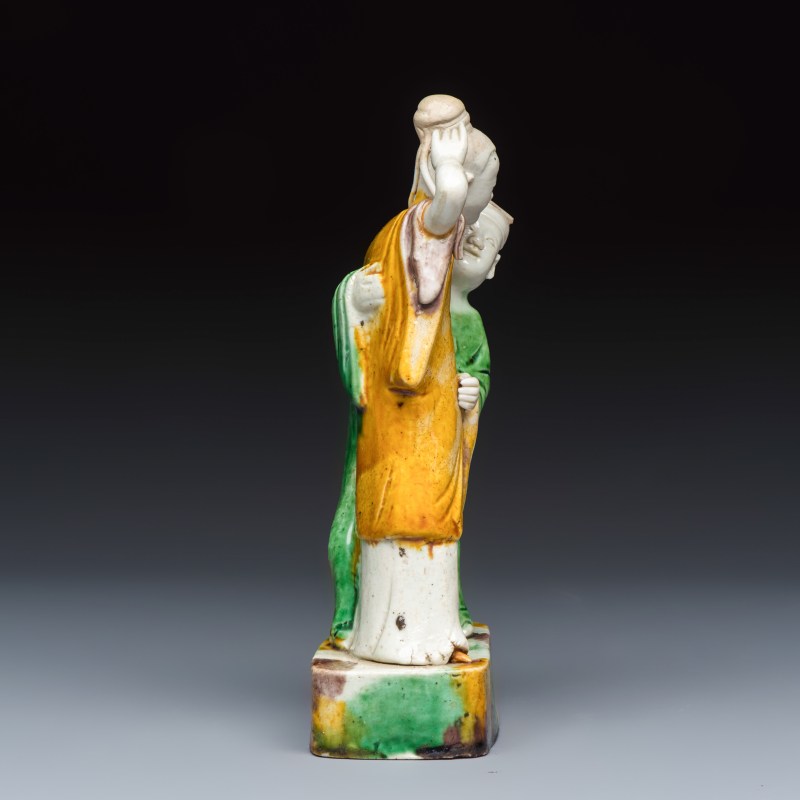 A Chinese famille verte sancai biscuit group of a man embracing a lady - 图5