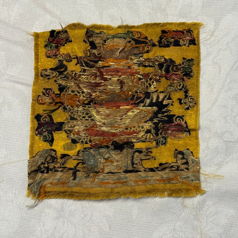 A small Chinese gold-thread brocade 'Dragon' panel - 图9
