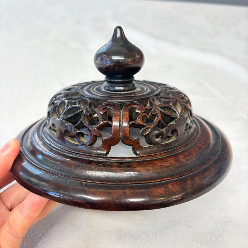 A Chinese blue and white vase with floral design and a later wooden cover - 图27