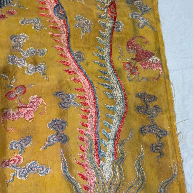 A pair of Chinese yellow-ground embroidered 'Dragons' and 'Phoenixes' panels - 图39