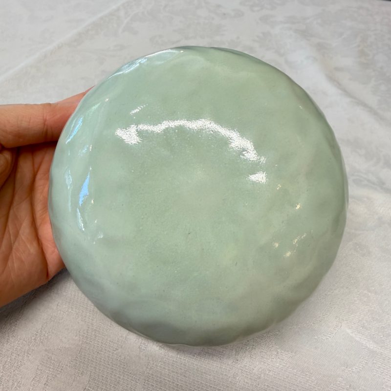 A Chinese celadon-glazed covered vase with floral relief design - 图20