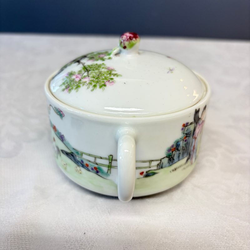 A Chinese famille rose 'Elegant Ladies and Playing Boys' teapot - 图11