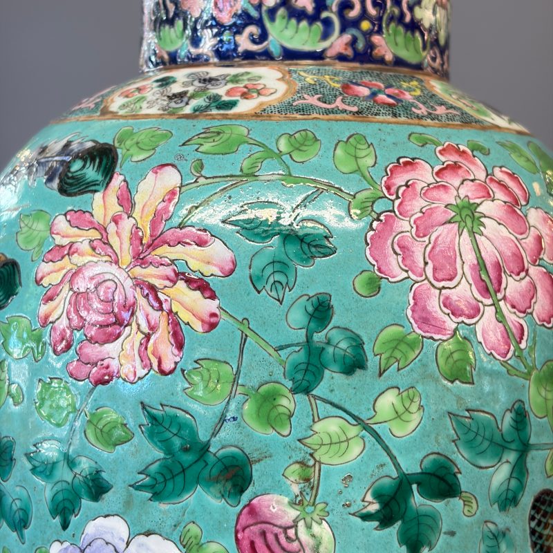Three Chinese famille rose vases for the Straits or Peranakan market, one mounted as a lamp - 图63