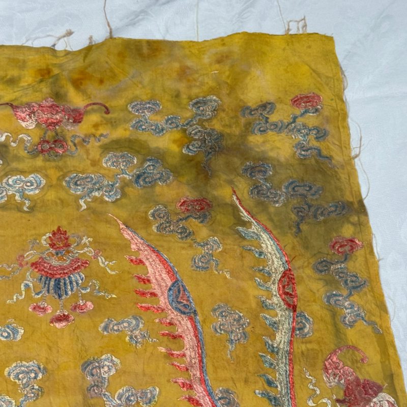 A pair of Chinese yellow-ground embroidered 'Dragons' and 'Phoenixes' panels - 图40
