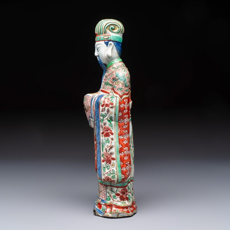 A rare Chinese wucai figure of a dignitary - 图3