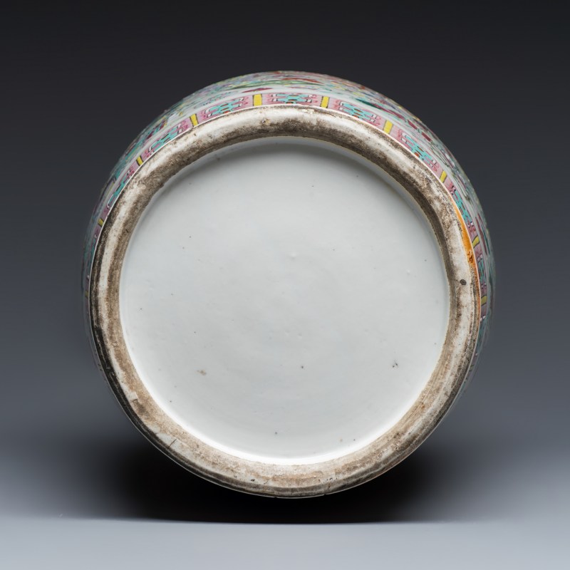 A Chinese famille rose 'Antiquities' vase and a jar - 图13