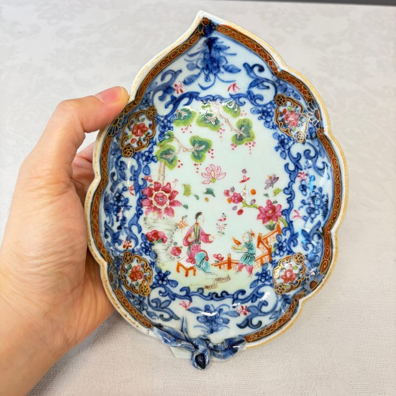A pair of Chinese famille rose leaf-shaped saucers with figural design - 图4