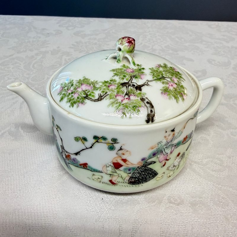 A Chinese famille rose 'Elegant Ladies and Playing Boys' teapot - 图10