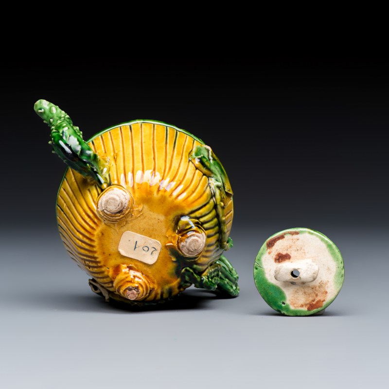 A Chinese famille verte sancai biscuit 'Lotus' teapot on a later wooden stand - 图7