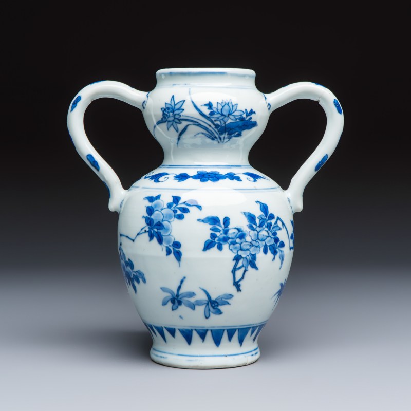 A Chinese blue and white double-handled vase with floral design - 图2