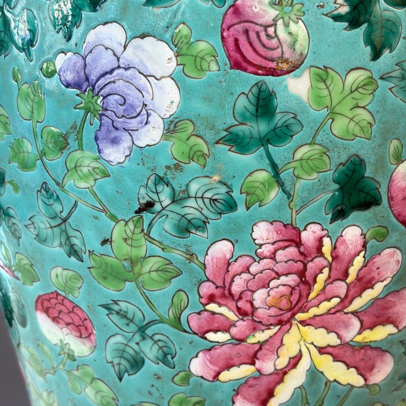 Three Chinese famille rose vases for the Straits or Peranakan market, one mounted as a lamp - 图62
