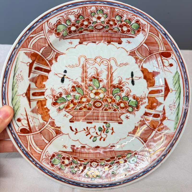 Two Chinese famille rose plates and a pair of Dutch-decorated plates - 图26