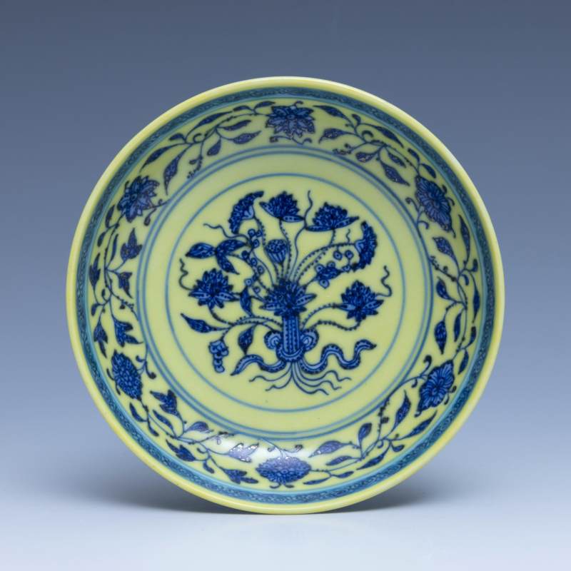 A pair of Ming-style yellow-ground blue and white saucers, Qianlong mark and of the period (1736-1795) - 图5