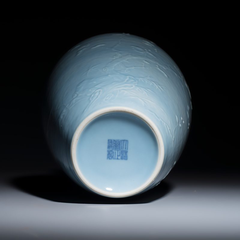 A Chinese claire-de-lune vase with floral relief design - 图7