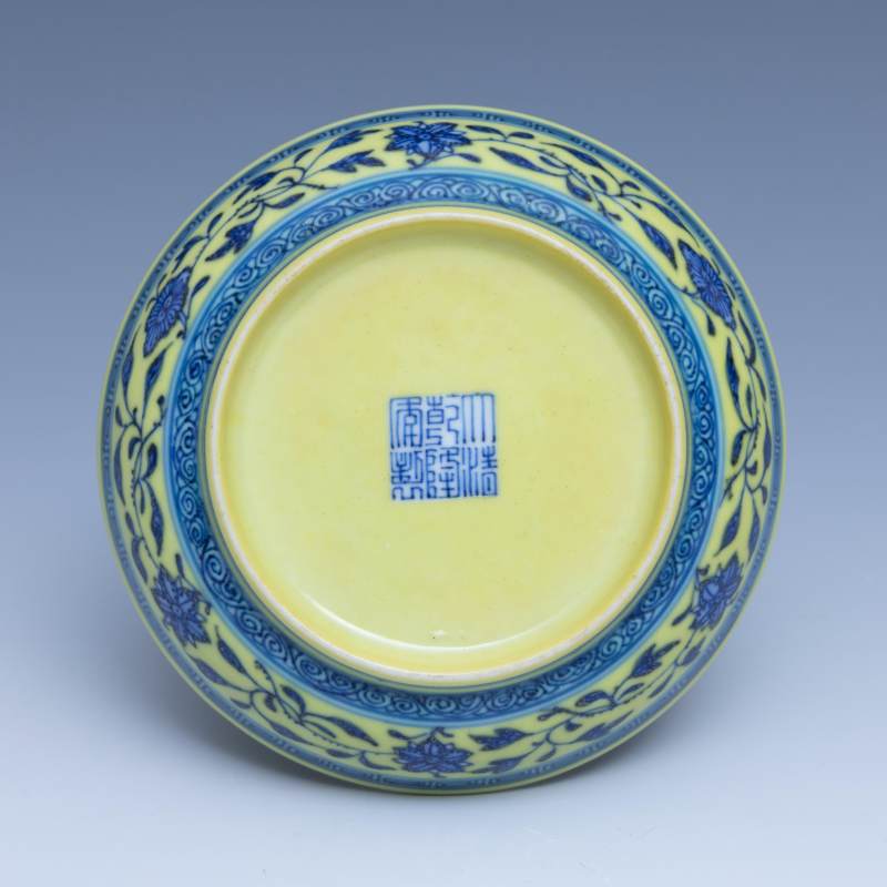 A pair of Ming-style yellow-ground blue and white saucers, Qianlong mark and of the period (1736-1795) - 图6