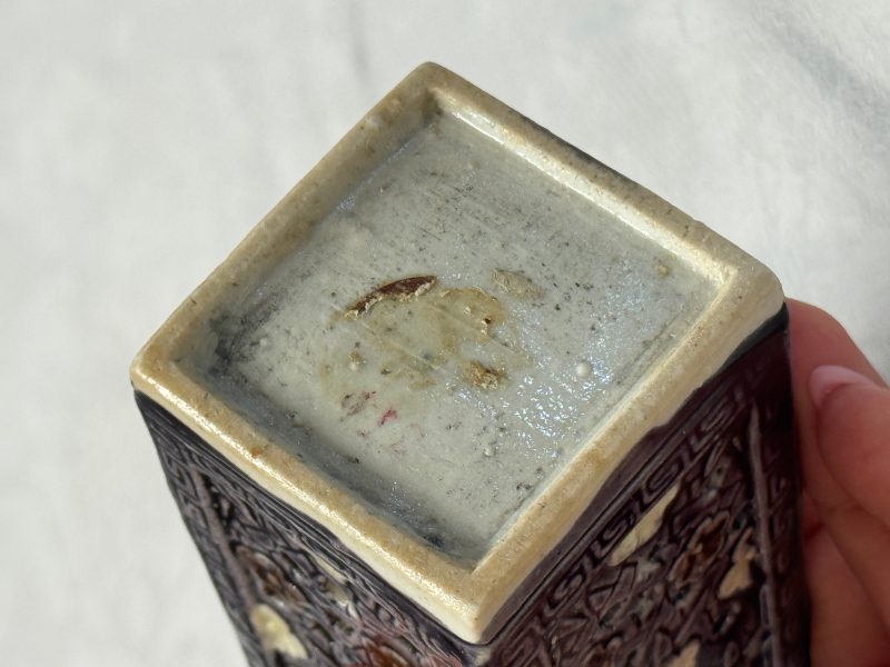 A pair of Chinese aubergine-glazed openworked square brush pots on later wooden stands - 图21
