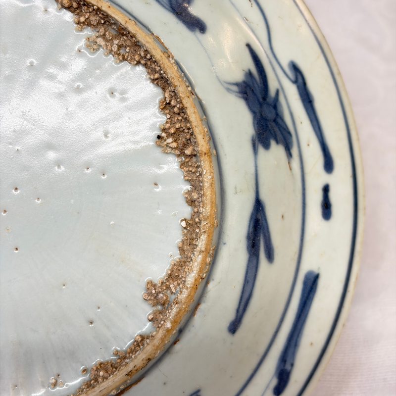 Two Chinese blue and white bowls, a plate, a celadon kendi and a vase - 图26
