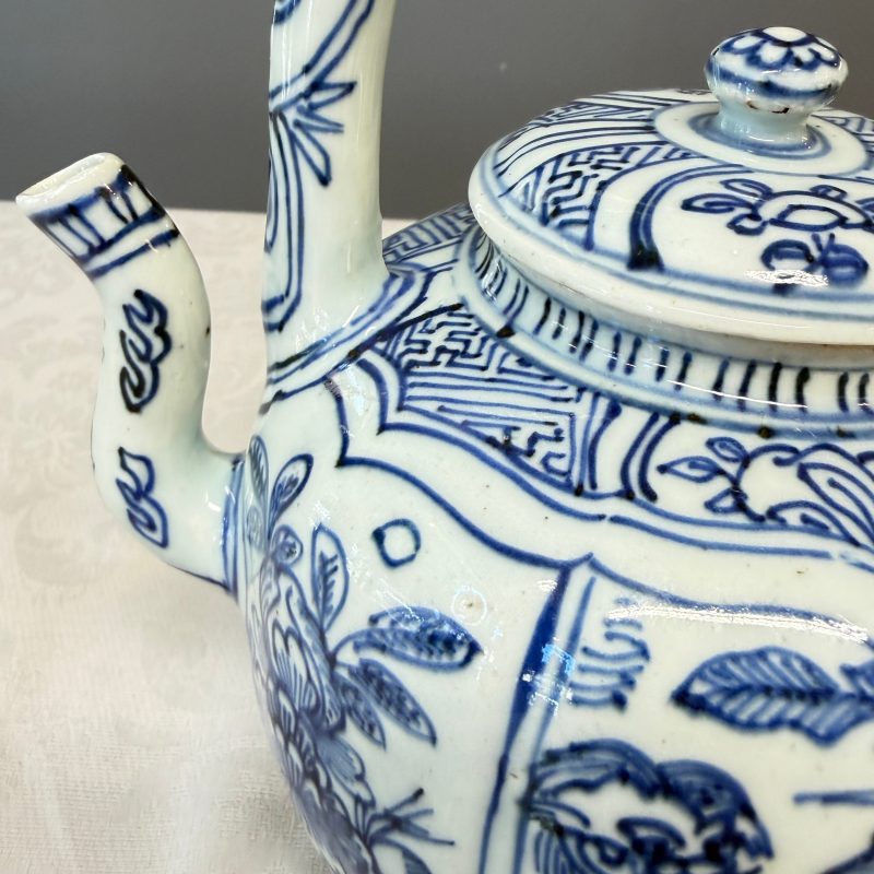 A Chinese blue and white 'Buddhist Lion' wine pot and cover - 图10