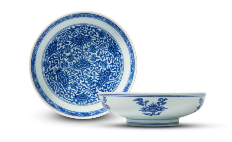 A pair of blue and white 'lingzhi' deep dishes, Kangxi mark and of the period (1662-1722) - 图1