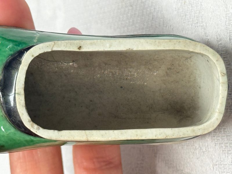 A Chinese famille verte sancai biscuit libation cup and a model of a shoe - 图15