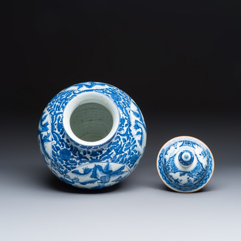 A Chinese blue and white baluster vase and cover with narrative design - 图6