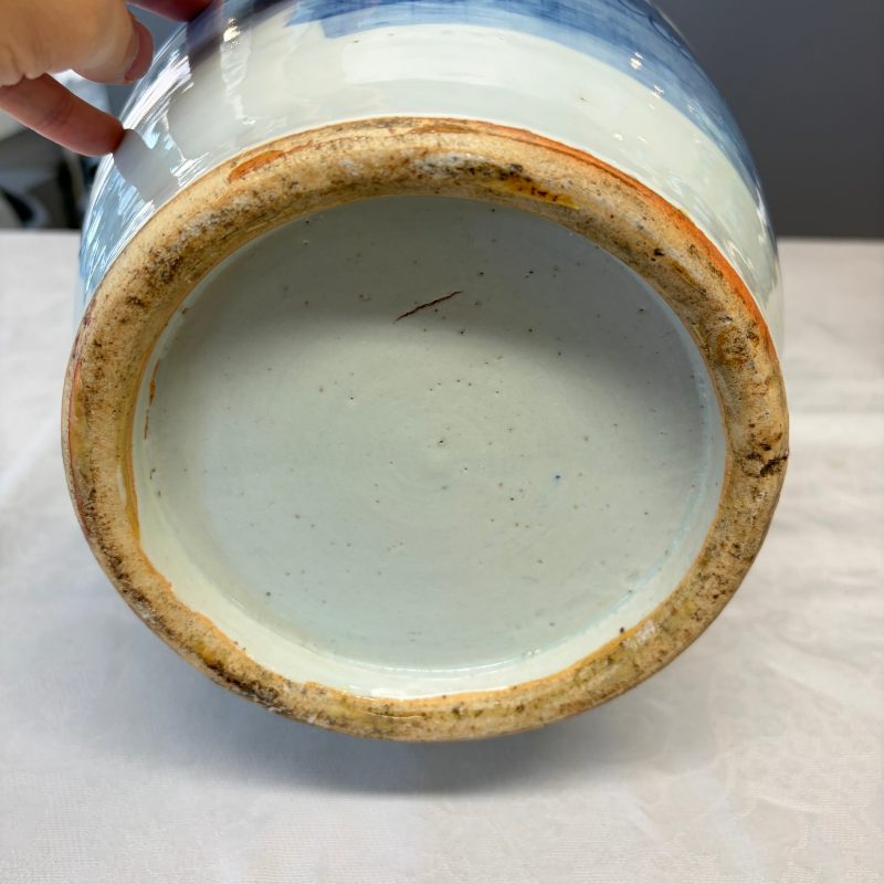 A Chinese blue and white 'Riverscape' vase and a famille rose 'Rooster' vase - 图22