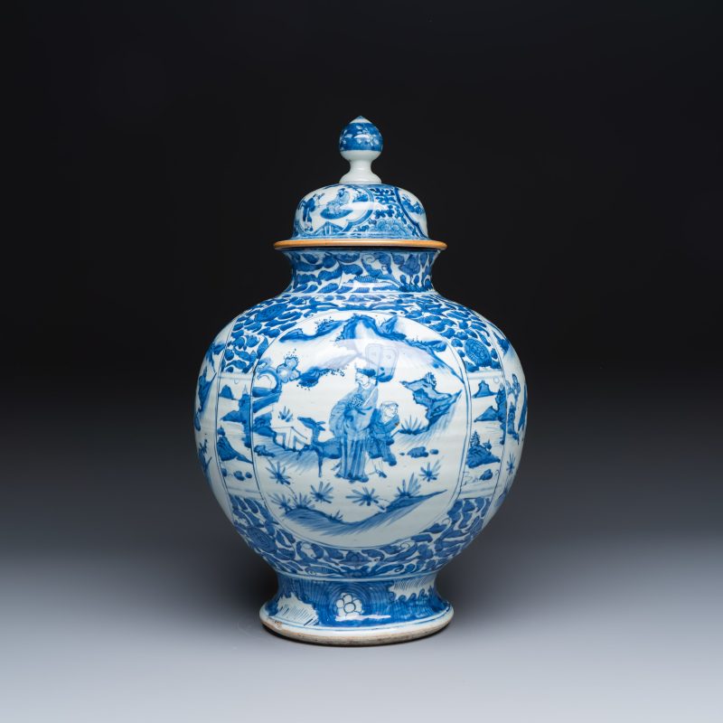 A Chinese blue and white baluster vase and cover with narrative design - 图5