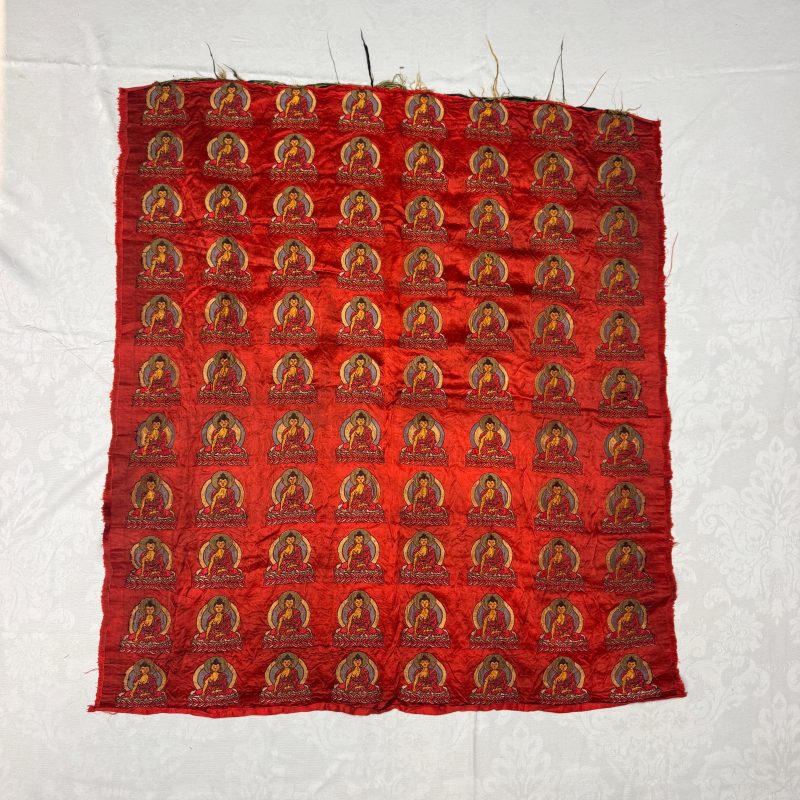 A Chinese red-ground brocade panel with seated Buddhas - 图3