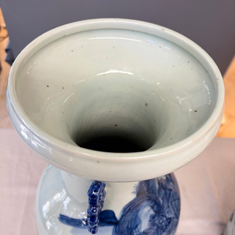 A Chinese blue and white 'Riverscape' vase and a famille rose 'Rooster' vase - 图21