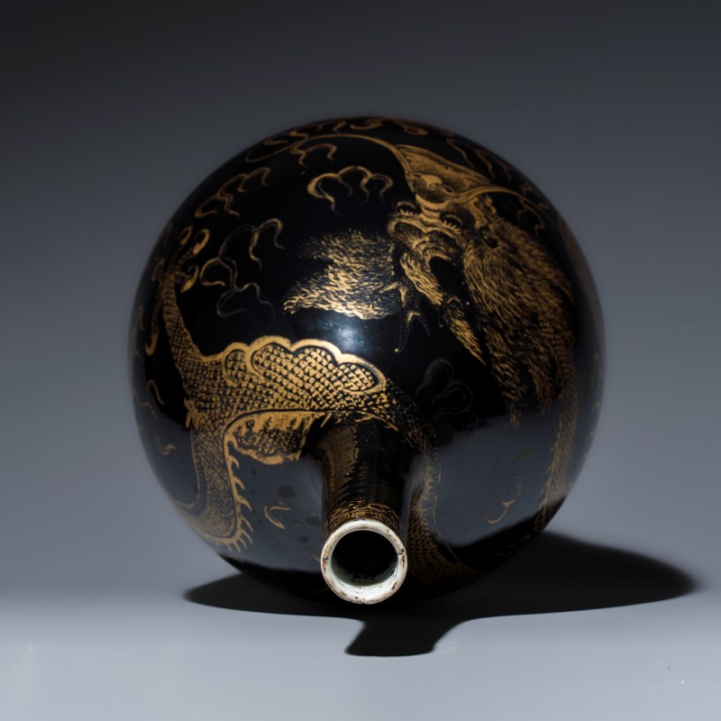 A Chinese gilt-decorated black-ground 'Dragon' vase - 图5