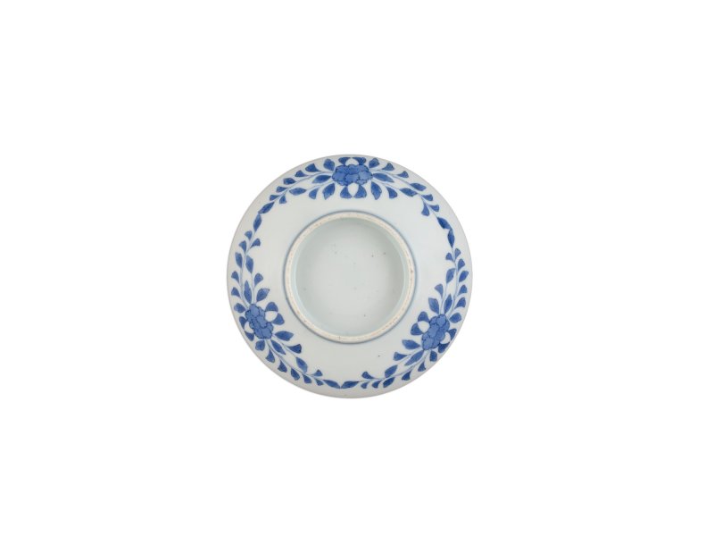 A porcelain dish, Nabeshima ware, Hizen, Edo period, late 17th – early 18th century | 色絵亀甲丸文皿　肥前　鍋島藩窯　江戸時代中期　17世紀後半～18世紀前半 - 图3