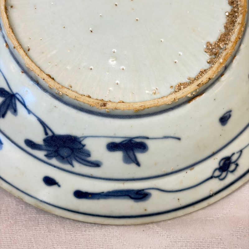 Two Chinese blue and white bowls, a plate, a celadon kendi and a vase - 图27