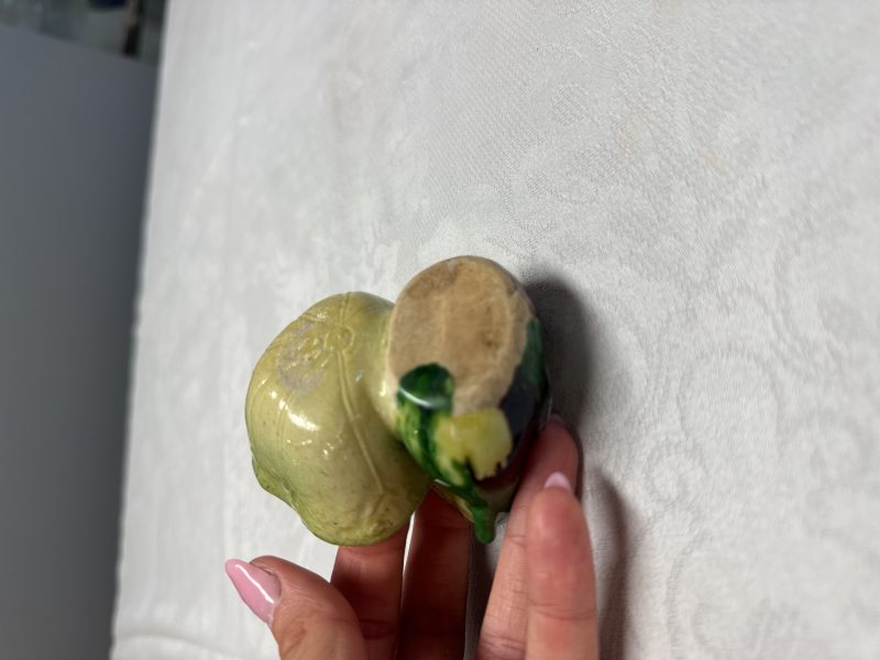 A pair of Chinese famille verte sancai biscuit duck-and-lotus-form water droppers on later wooden stands - 图15