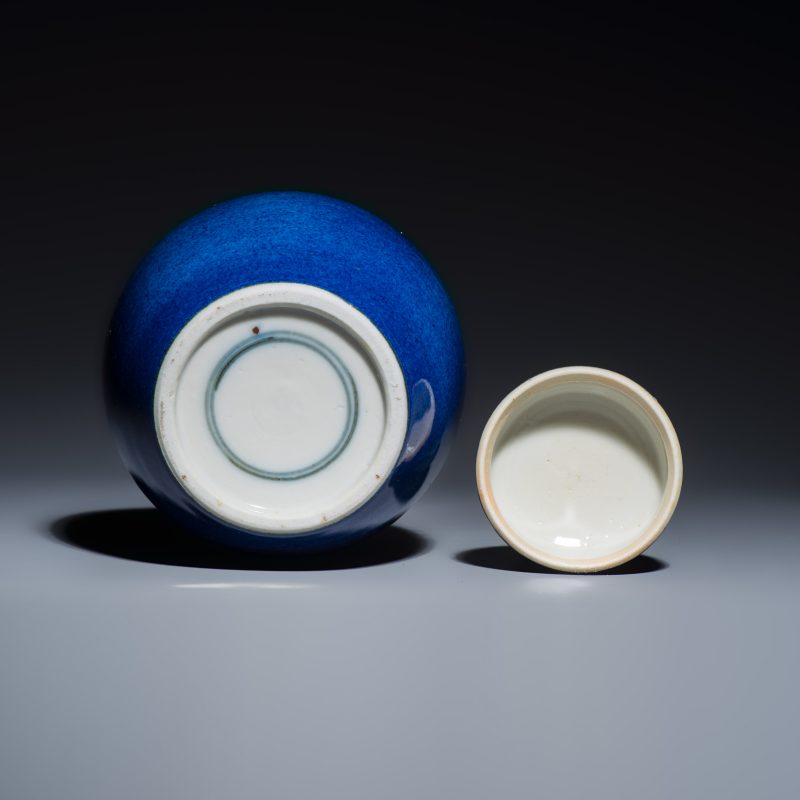 Three Chinese monochrome wares, one with a wooden stand - 图13