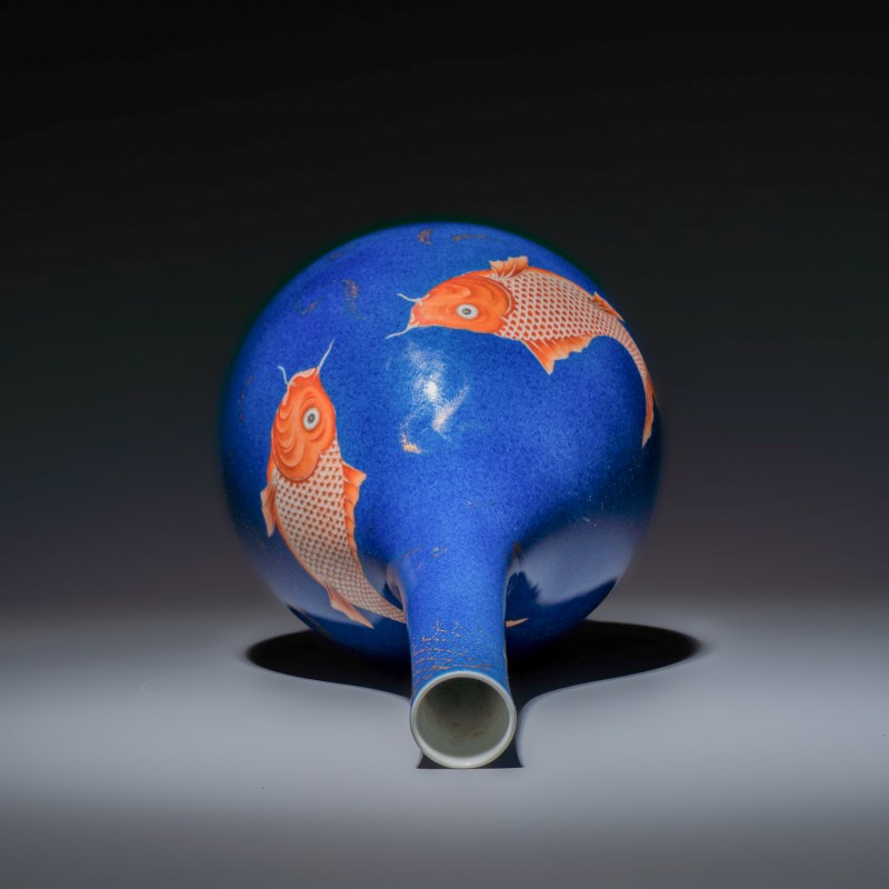 A Chinese gilt-heightened powder-blue-ground iron-red decorated 'Carps' vase - 图6