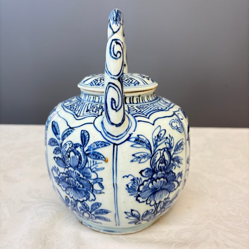 A Chinese blue and white 'Buddhist Lion' wine pot and cover - 图13