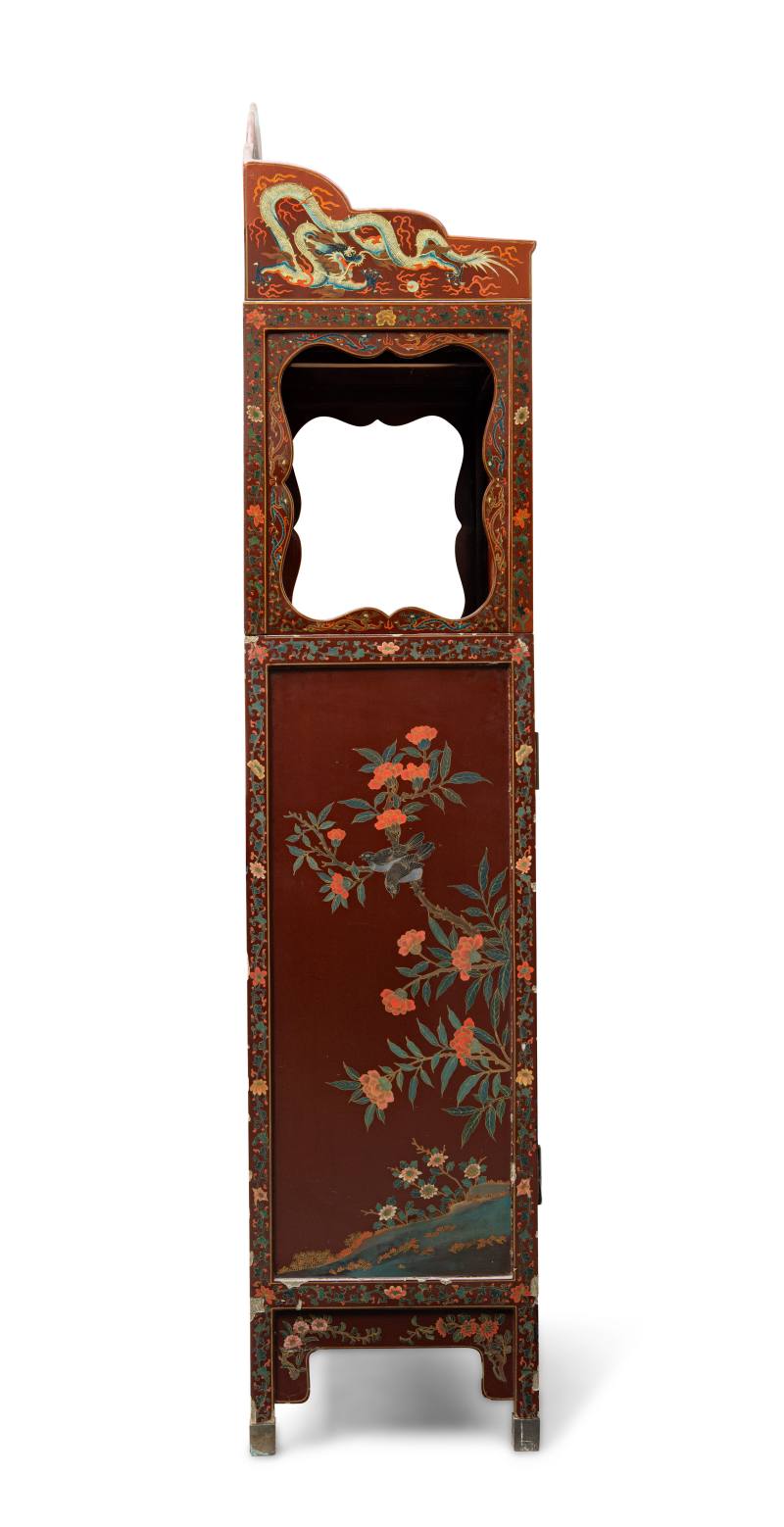 A pair of square-corner red, polychrome and gilt lacquer display cabinets, Lianggegui - 图9