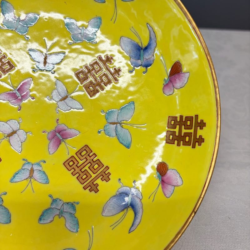 A Chinese famille rose yellow-ground 'Double Happiness and Butterflies' plate - 图5