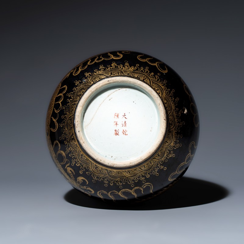 A Chinese gilt-decorated black-ground 'Dragon' vase - 图6