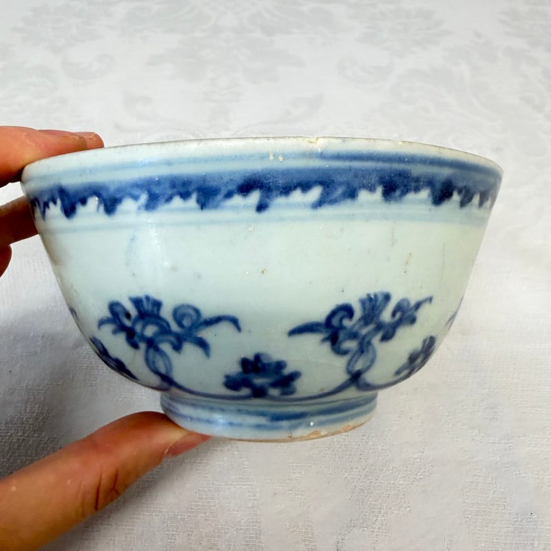 Two Chinese blue and white bowls, a plate, a celadon kendi and a vase - 图30