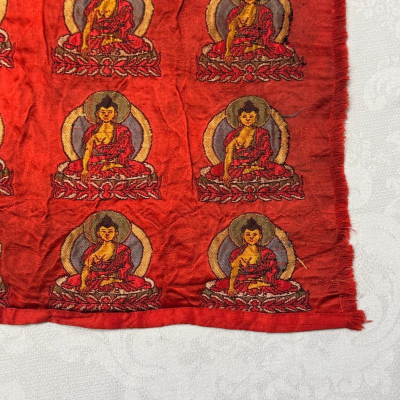 A Chinese red-ground brocade panel with seated Buddhas - 图4