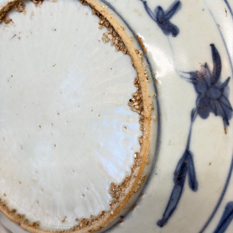 Two Chinese blue and white bowls, a plate, a celadon kendi and a vase - 图29