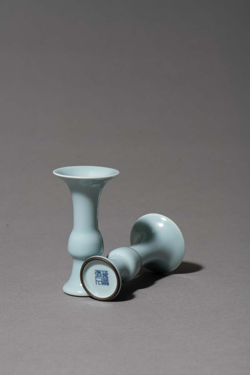 A fine pair of small ru-type glazed gu-shaped vases, Yongzheng mark and of the period (1723-1735) - 图2